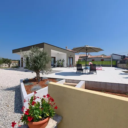 House Bronzin By Istra Vacation בית נופש *