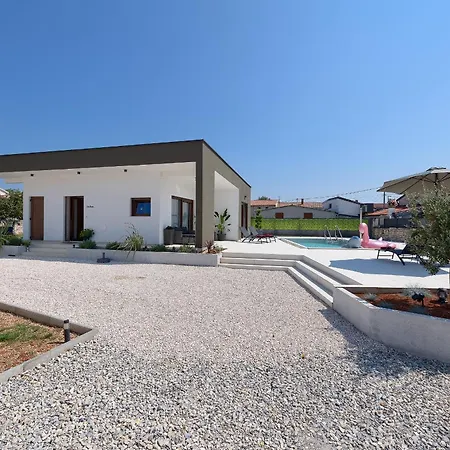 House Bronzin By Istra Vacation בית נופש *