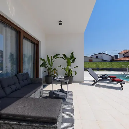 House Bronzin By Istra Vacation בית נופש קאנפאנאר