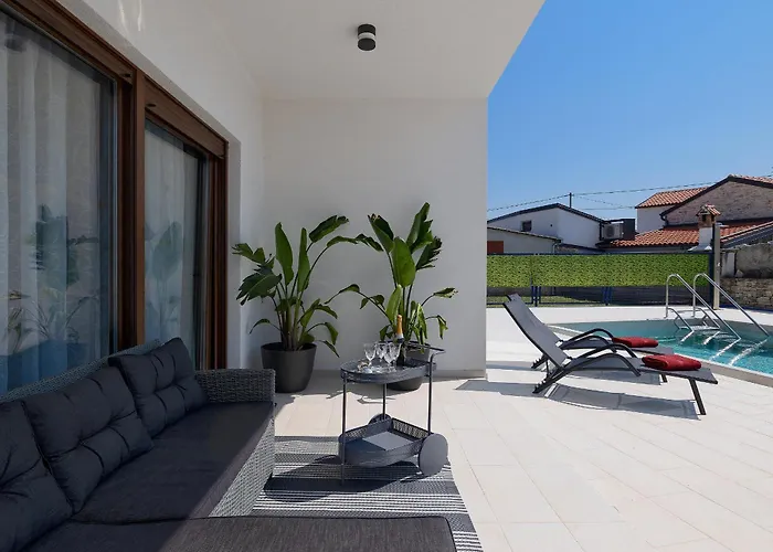 Semesterbostad House Bronzin